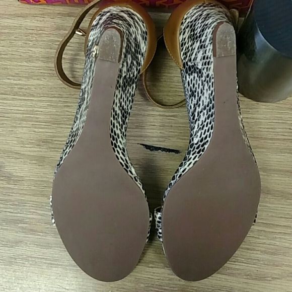 Tory Burch Savannah snakeskin wage sandal - Picture 8 of 8